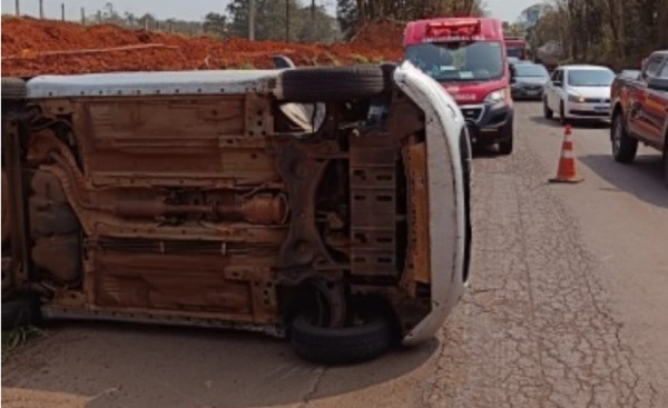 Acidente na BR-282 em Pinhalzinho deixa mulher ferida e crianças em observação