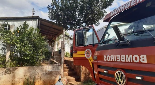 Incêndio atinge barraco aos fundos de residência