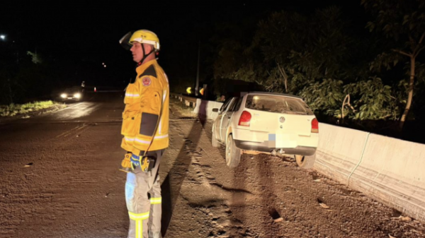 Motorista foge após bater carro em ponte e abandona passageira no interior do município