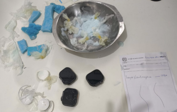 Advogada é flagrada tentando entrar com eletrônicos escondidos em presídio