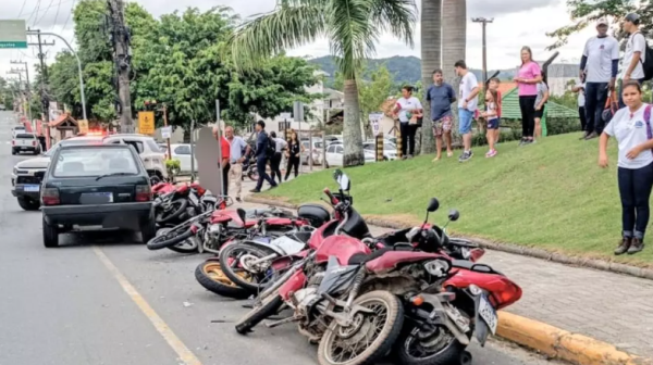 Homem colide contra 9 motos e é preso após ameaçar PM de morte