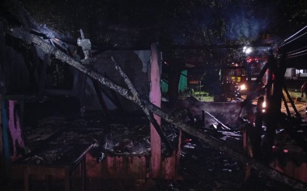 Bombeiros utilizam 4 mil litros de água para combater incêndio em residência