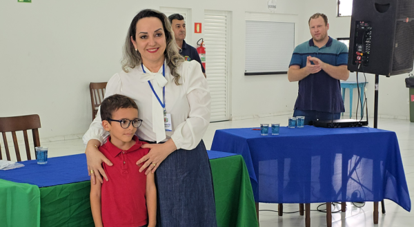 162 óculos são entregues a crianças e adolescentes pelo programa Bons Olhos Paraná