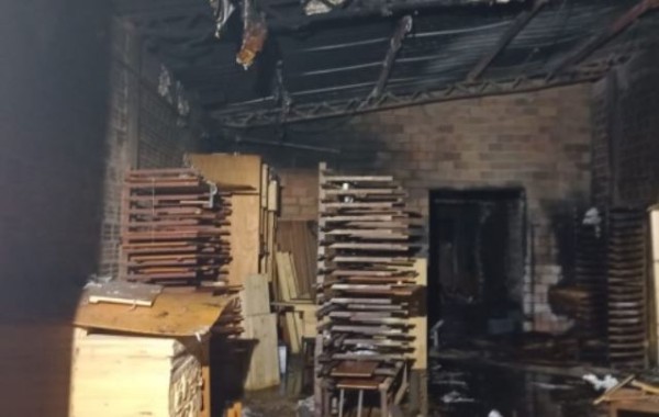 Incêndio atinge fábrica de móveis e destrói área de aproximadamente 300 m² em Modelo