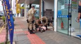 Homem tenta atacar policiais com canivete e é preso