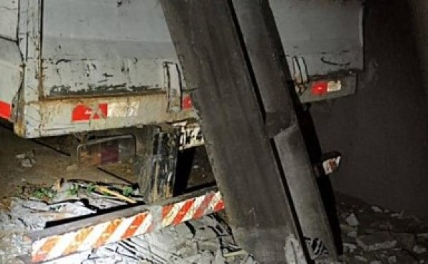 Caminhão desgovernado causa acidente com dois carros e postes de energia