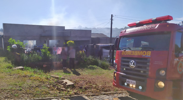 Residência é consumida por incêndio no Bairro Salete