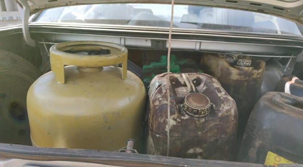 PM apreende veículo com 300 litros de gasolina e três botijões de gás trazidos da Argentina