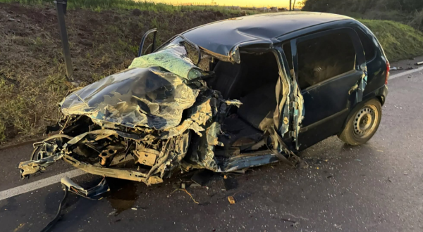 Motorista morre em grave acidente entre carro e caminhão na PR-182