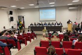 A Câmara de Vereadores entrega emoção de aplausos no auditório da Prefeitura Municipal