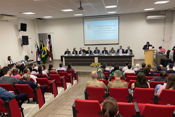 A Câmara de Vereadores entrega emoção de aplausos no auditório da Prefeitura Municipal
