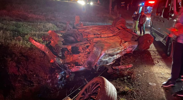 Jovem morre após ser ejetado de veículo durante capotamento