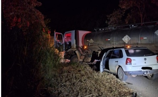 Colisão entre carro e caminhão mobiliza Corpo de Bombeiros no interior