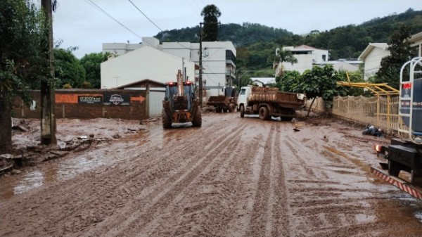 Voluntários de Guaraciaba estão em Muçum, auxiliando na recuperação do Município
