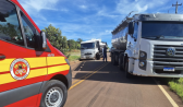 Colisão traseira entre caminhões mobiliza bombeiros na BR-163