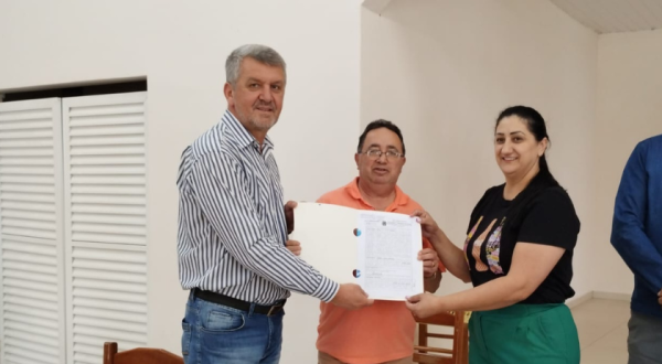 Administração realiza a entrega de 3 regularizações de lotes fundiários em Bom Jesus do Sul