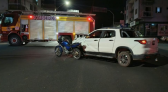 Motociclista fica ferido após colidir contra carro durante carreata