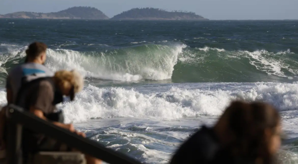 Adolescente que desapareceu com namorada no mar é encontrado