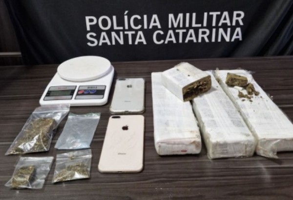 Polícia Militar prende dois homens por tráfico de drogas
