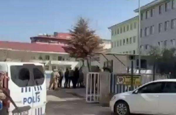 Ataque a tiros deixa ao menos 16 feridos em escola na Turquia