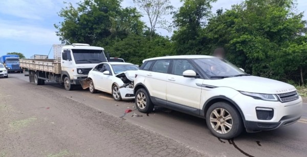 Acidente envolve dois carros e um caminhão na BR 163, entre SMO e Guaraciaba