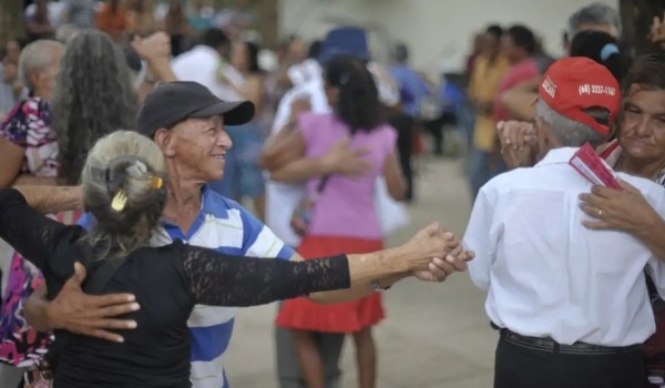 Expectativa de vida no país sobe para 76,6 anos, a maior já registrada