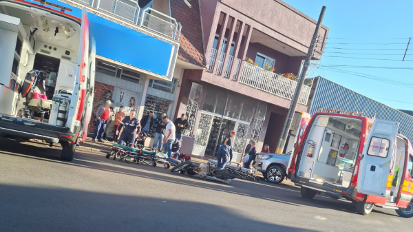 Jovens ficam feridos em batida entre moto e ônibus