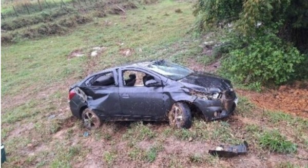 Carro sai de pista, capota e deixa vítima fatal em Santa Catarina