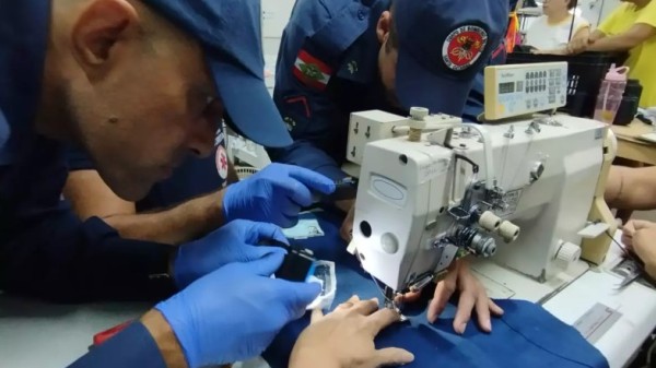 Costureira fica presa em máquina após agulha atravessar seu dedo