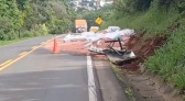 Carreta sai da pista, atinge barranco e espalha adubo na BR-163