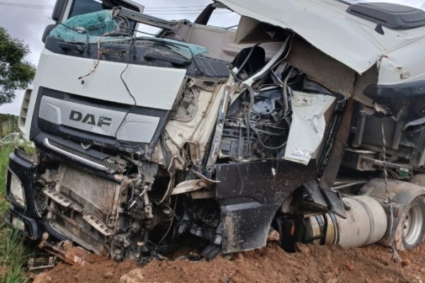 Colisão entre caminhões na BR-282 mobiliza resgate aéreo