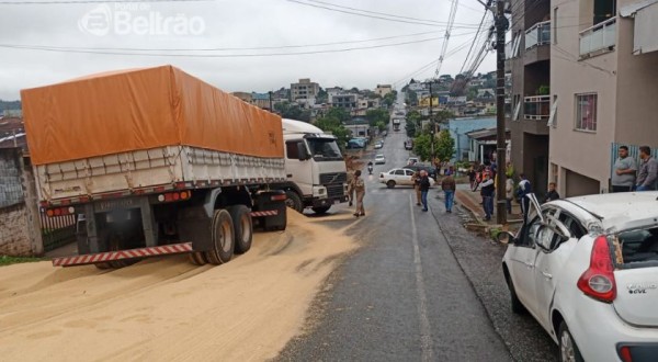 Caminhão desce rua desgovernado e atinge veículo estacionado