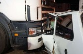 Motorista fica preso nas ferragens em acidente entre carro e carreta na BR-153