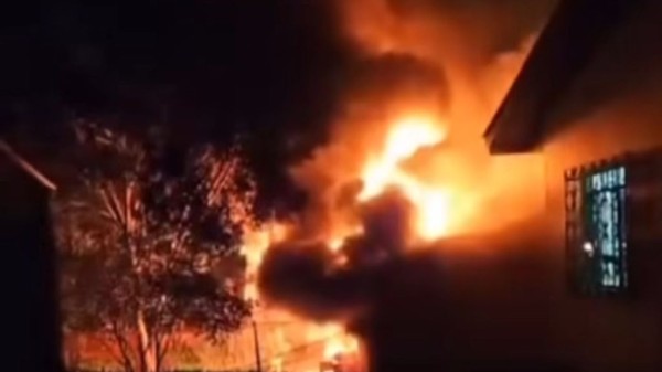 Homem é socorrido em estado grave após incêndio em residência