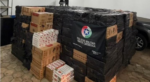 Carga milionária de cigarros contrabandeados é apreendida em galpão