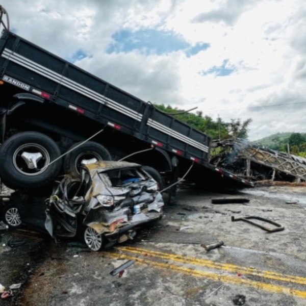 Um acidente deixou ao menos 22 mortos na  BR-116