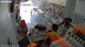 Homem armado com faca tenta roubar loja de celulares e acaba preso pela PM