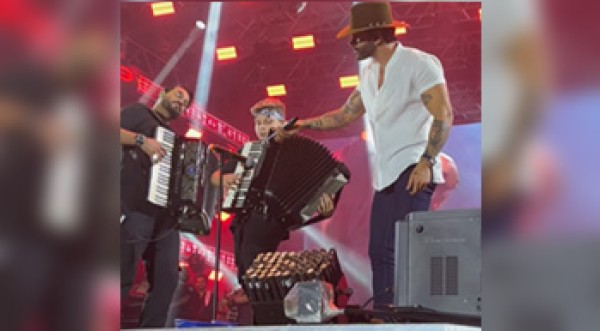 Jovem gaiteiro de Dionísio Cerqueira sobe ao palco com Gusttavo Lima na Expobel diante de 80 mil pessoas