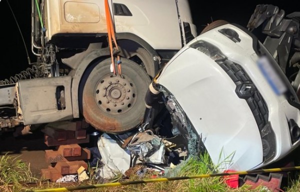 Carro ocupado por mãe e filho fica embaixo de caminhão após colisão na BR-163