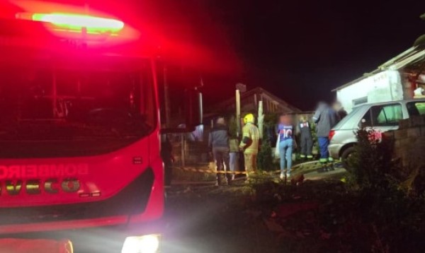 Grávida de 20 anos e idoso de 72 morrem durante incêndio em residência