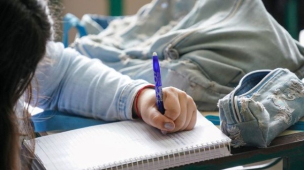 Uso de telefone celular nas escolas públicas e particulares de SC é proibido por lei