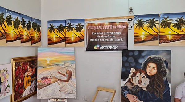 Artefron realiza entrega de certificados de cursos realizados com recursos do bazar. Mercadorias foram doadas pela receita Federal