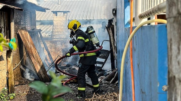 Bombeiros controlam incêndio e salvam casa de idosa