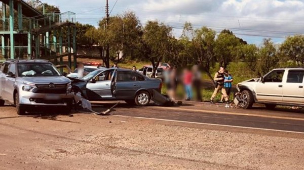 Colisão entre três veículos deixa mulher ferida