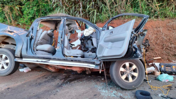 Colisão frontal na BR-282 deixa três mortos e quatro feridos