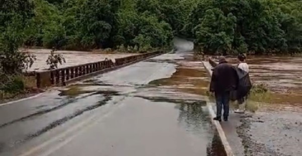 Trecho da ponte do Rio Sargento é interditado após fortes chuvas na região