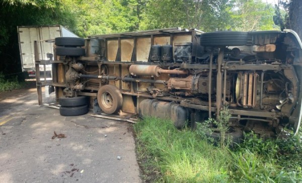 Motorista perde controle da direção e tomba caminhão em Arvoredo