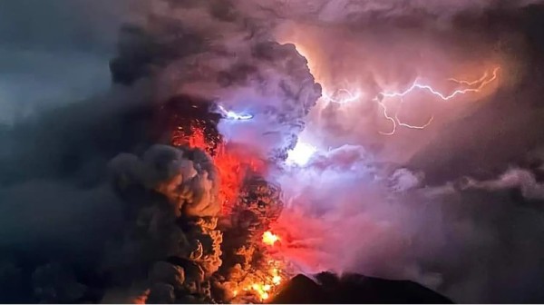 Vulcão entra em erupção na Indonésia