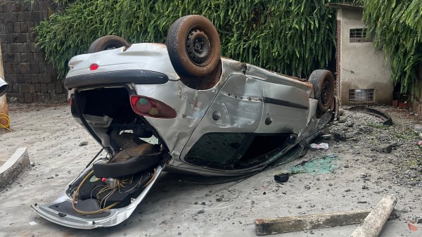 Carro capota dentro do pátio da APAE