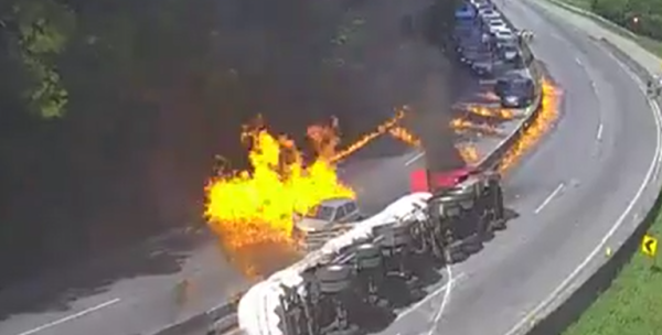 Carreta carregada com etanol explode e causa incêndio em mais de 20 veículos em Palhoça